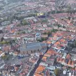 Droneshot van Amersfoort met in het centrum de Sint-Joriskerk