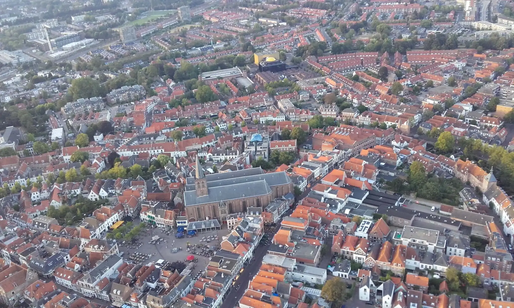 Droneshot van Amersfoort met in het centrum de Sint-Joriskerk